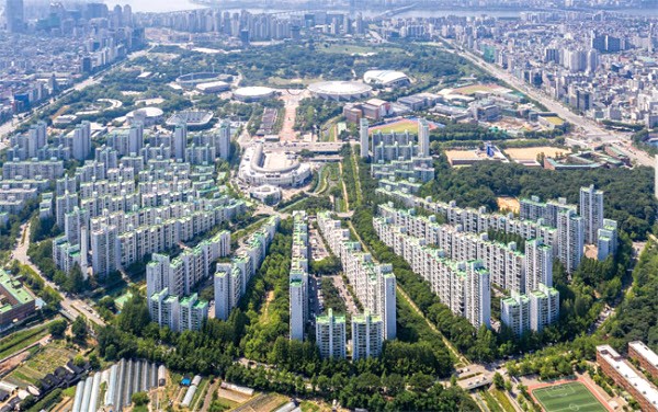 올림픽선수기자촌 재건축, 첫 주민 총회 성료...사업박차 - 뉴스 썸네일 이미지